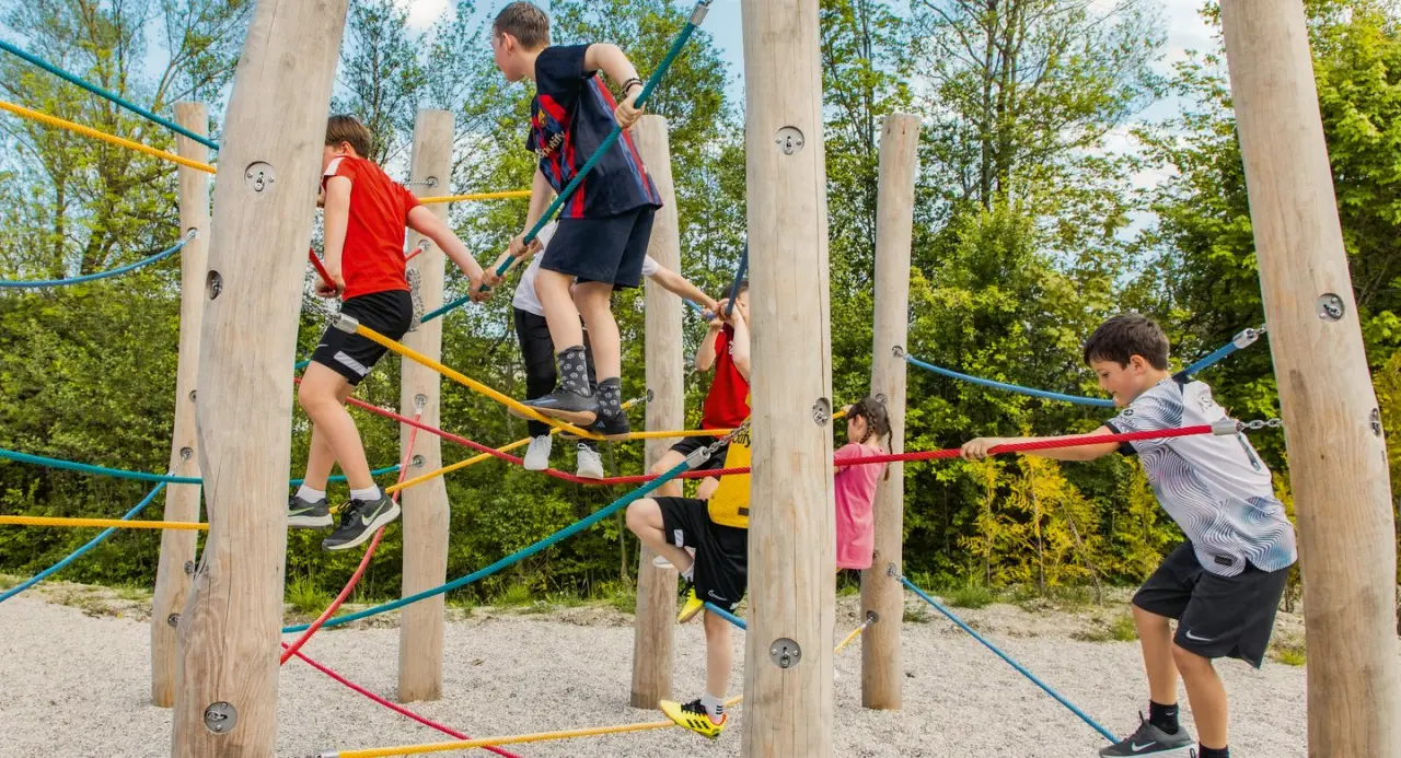 Spielplatz mit Klettergerüst und spielenden Kindern im Aldiana Club Ampflwang.