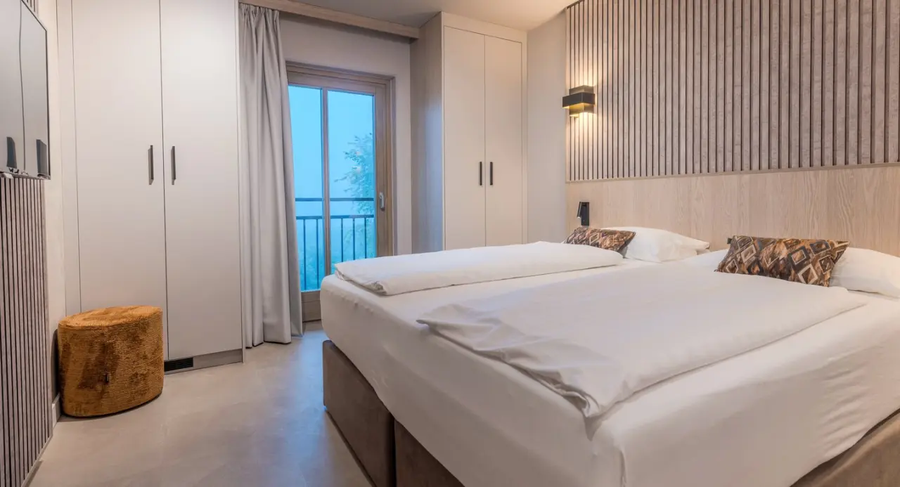 Modernes Doppelzimmer mit Balkon im Aldiana Club Ampflwang. Helles Design und komfortable Betten für erholsame Nächte.
