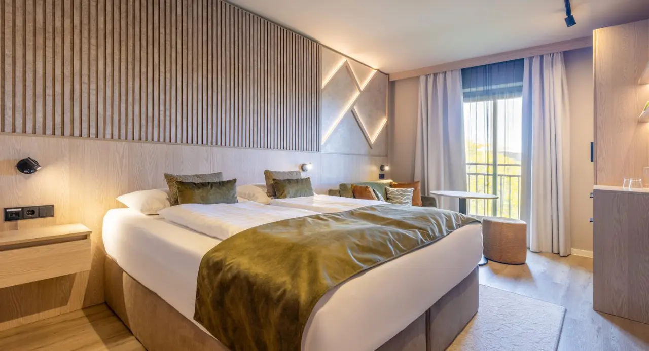 Modernes Doppelzimmer mit Balkon und stilvoller Einrichtung im Aldiana Club Ampflwang.