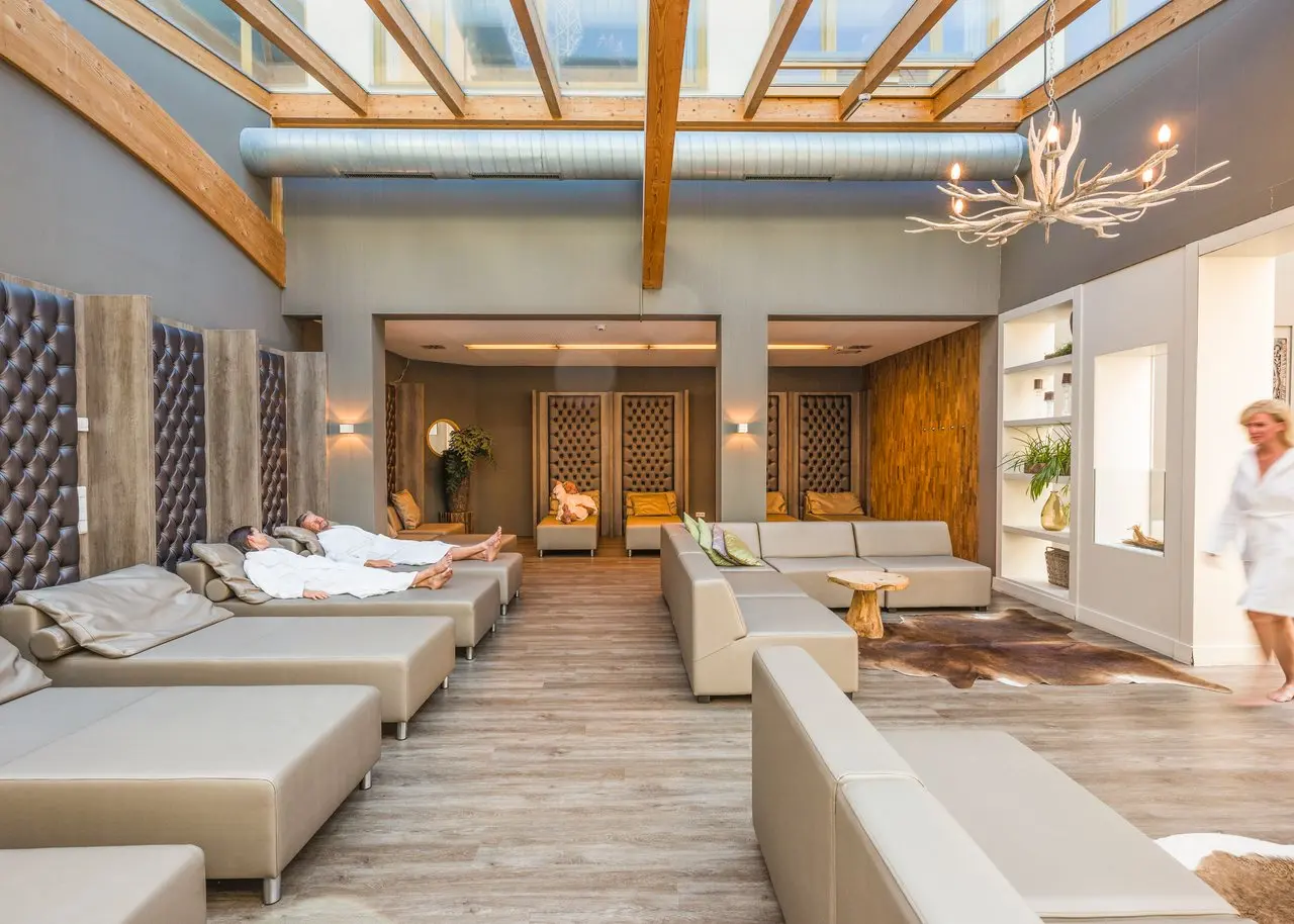 Entspannungsbereich mit Liegen, bequemen Sofas und Tageslicht im Spa des Aldiana Club Ampflwang.