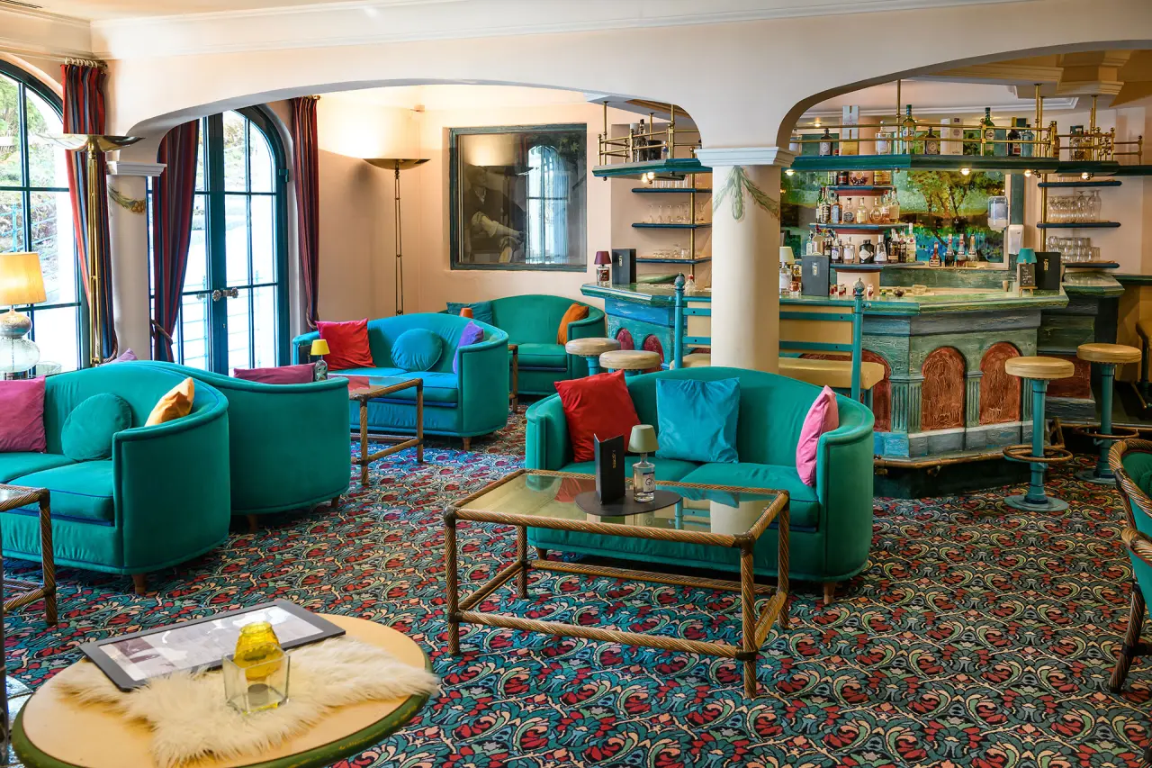 Gemütliche Hotelbar und Lounge mit farbenfrohen Sitzgelegenheiten im Hotel Mitterwirt.