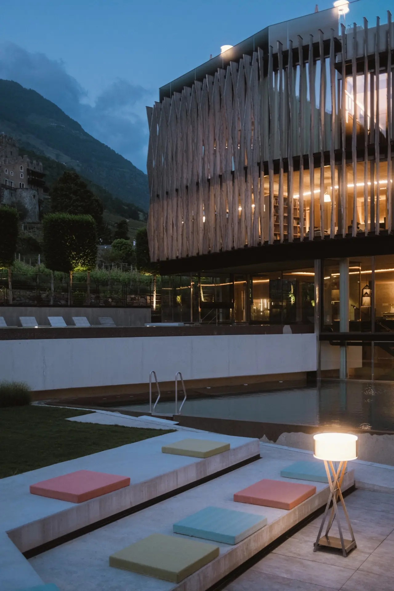 Lindenhof Pure Luxury & Spa in Naturns – Moderne Architektur bei Dämmerung mit Außenpool | Wellnesshotel Südtirol