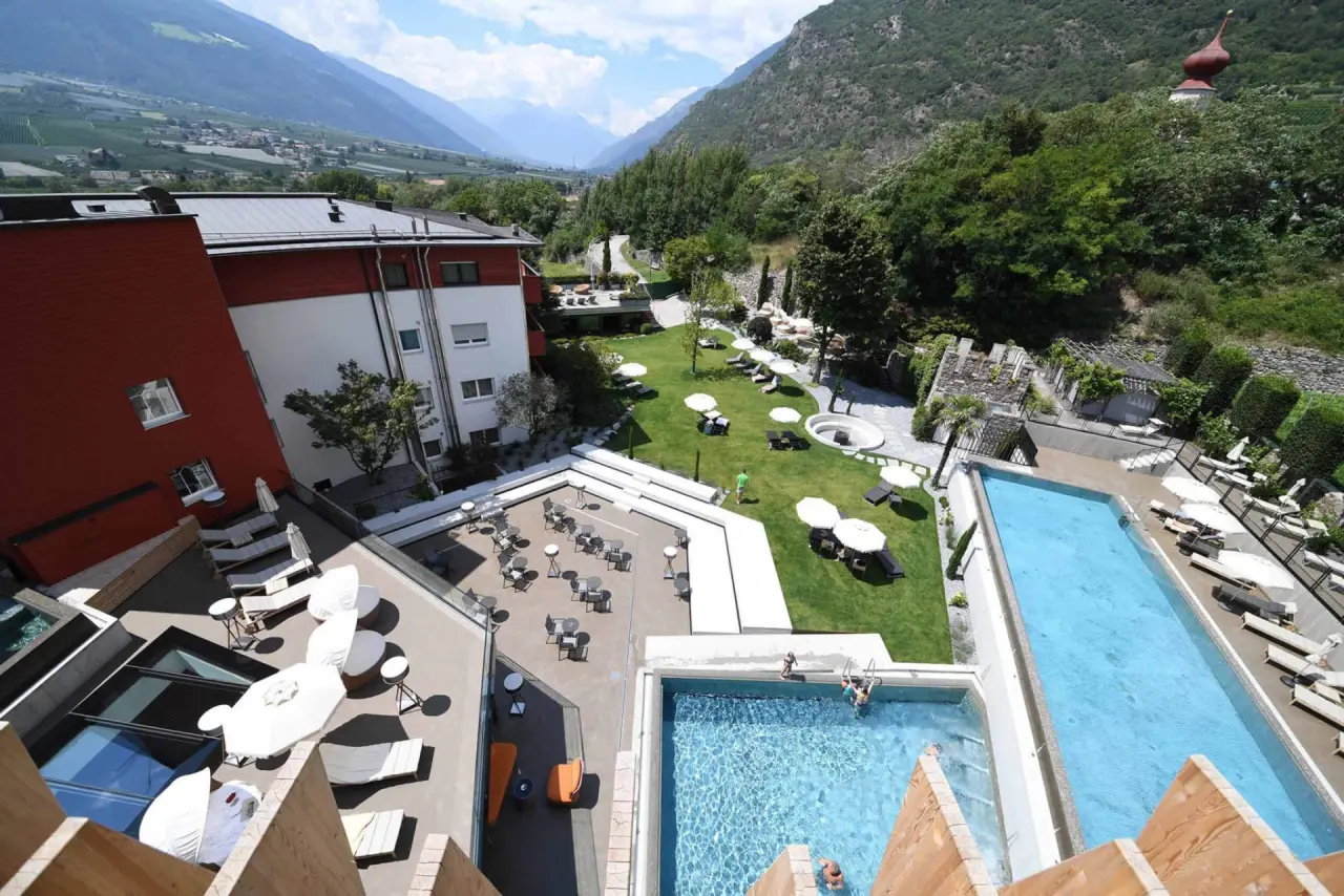 Lindenhof Pure Luxury & Spa DolceVita Resort in Naturns – Außenpools und Garten mit Bergblick | Wellnesshotel Südtirol