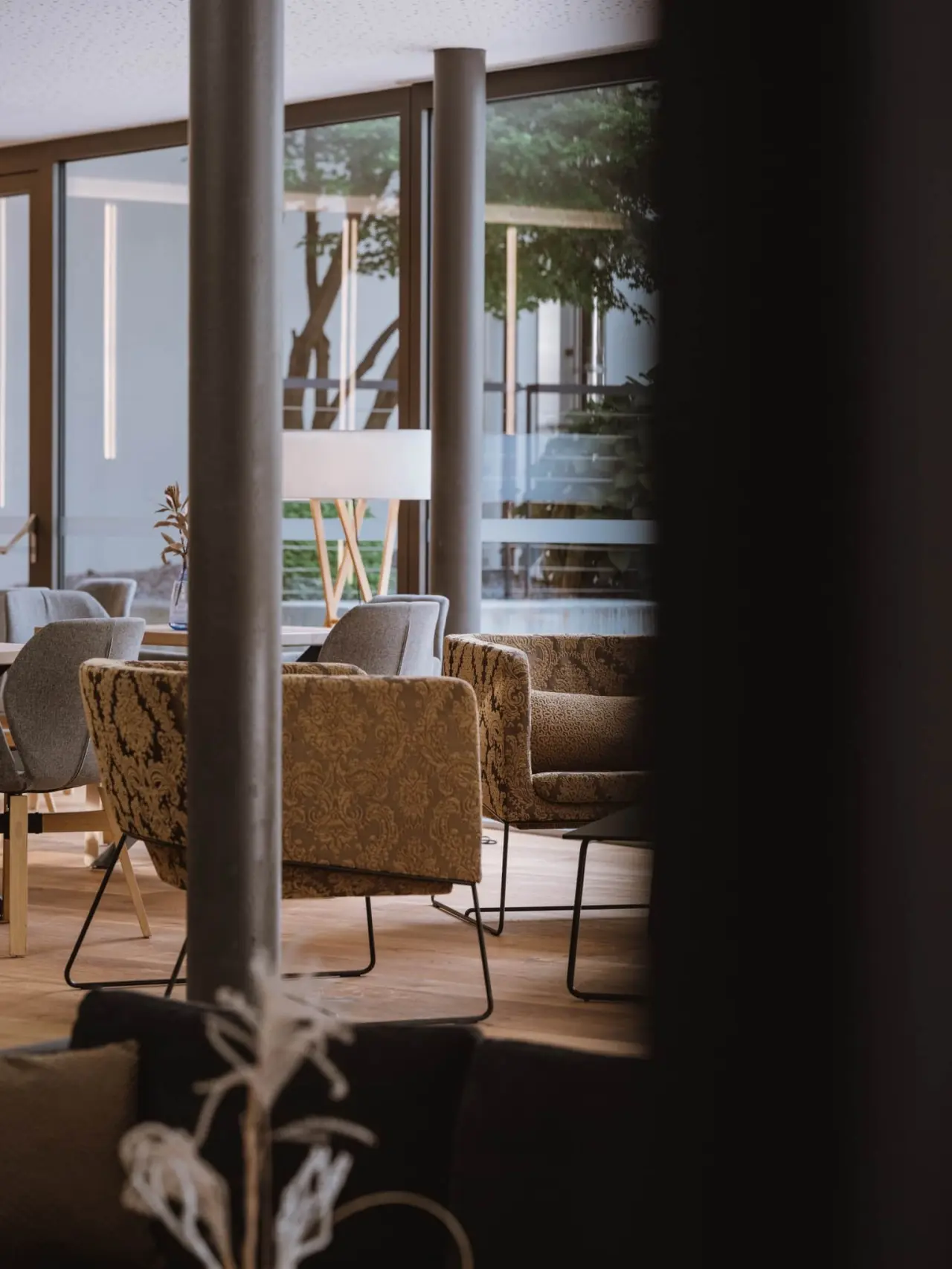 Lindenhof Pure Luxury & Spa in Naturns – Moderne Lounge mit gemütlichen Sesseln | Wellnesshotel Südtirol