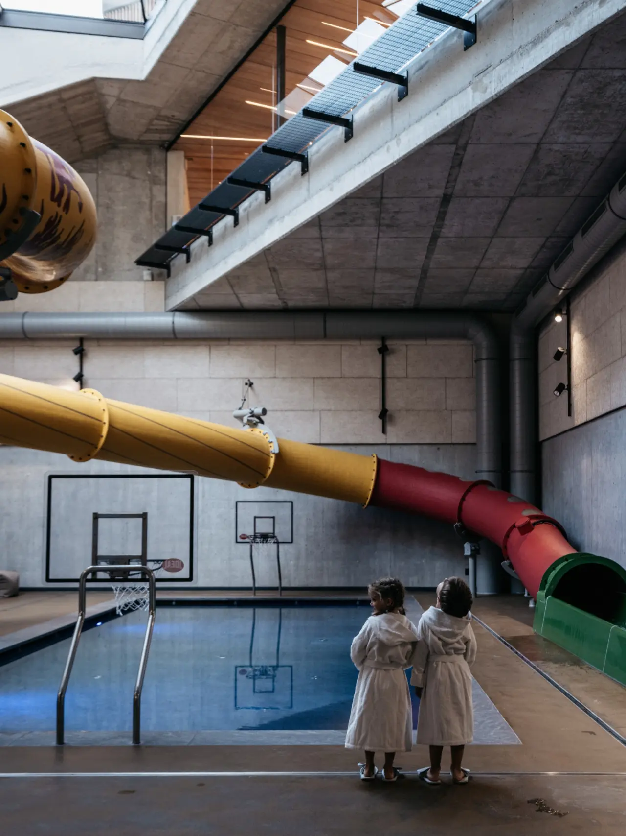 Lindenhof Pure Luxury & Spa in Naturns – Indoor-Pool mit Wasserrutsche und Kindern | Wellnesshotel Südtirol