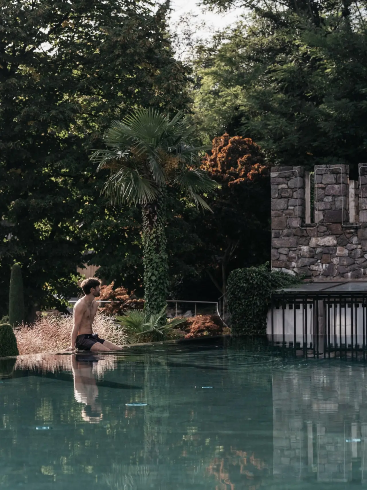 Lindenhof Pure Luxury & Spa DolceVita Resort in Naturns – Gast am Außenpool im Garten | Wellnesshotel Südtirol