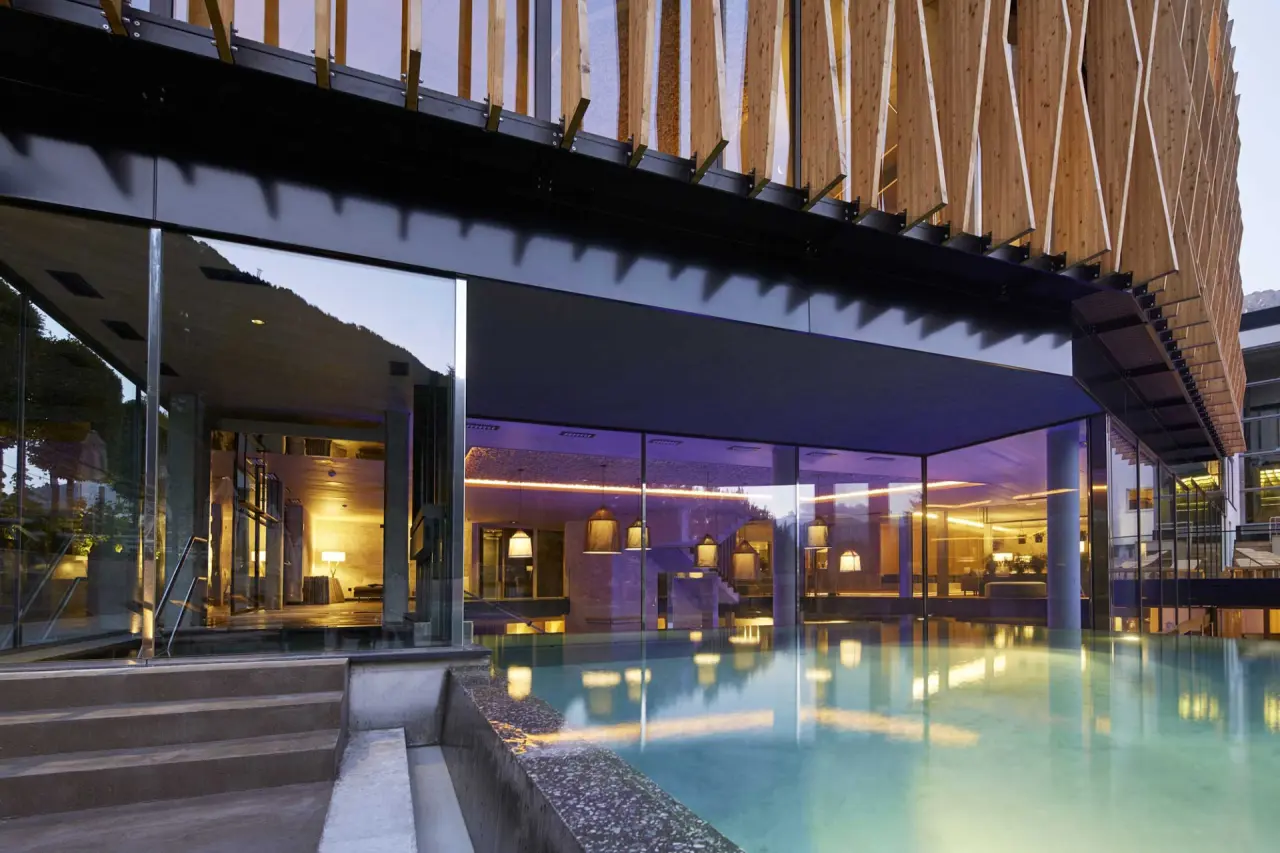 Lindenhof Resort in Naturns – Moderner Außenpool mit Blick in den Wellnessbereich | Wellnesshotel Südtirol
