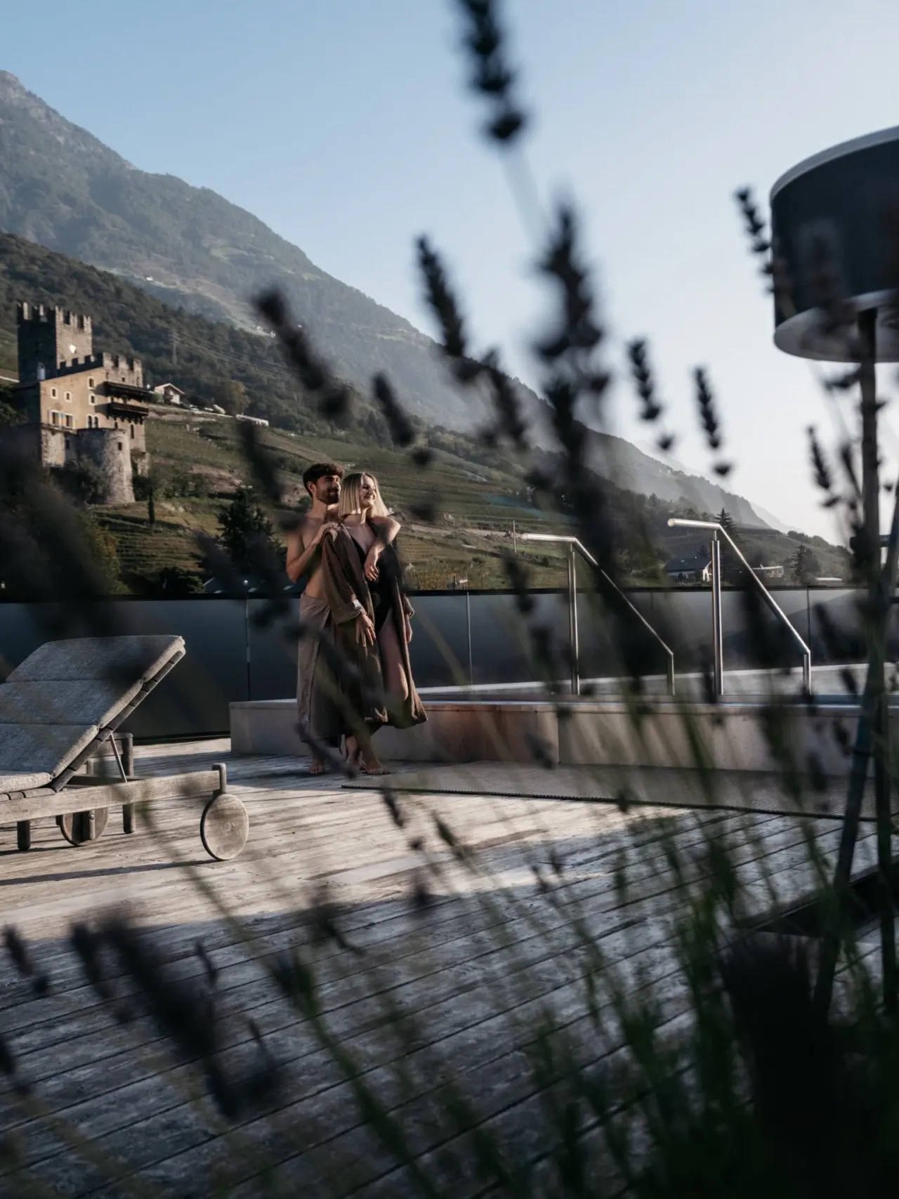 Lindenhof Pure Luxury & Spa DolceVita Resort in Naturns – Paar auf der Wellness-Dachterrasse mit Schlossblick | Wellnesshotel Südtirol
