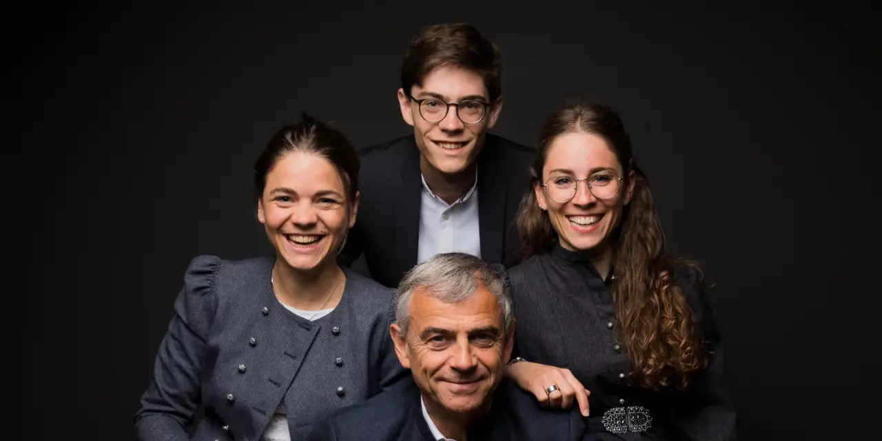 Familienportrait der Gastgeber von Haubers Naturresort. Freundliche Gesichter des Hotelteams.