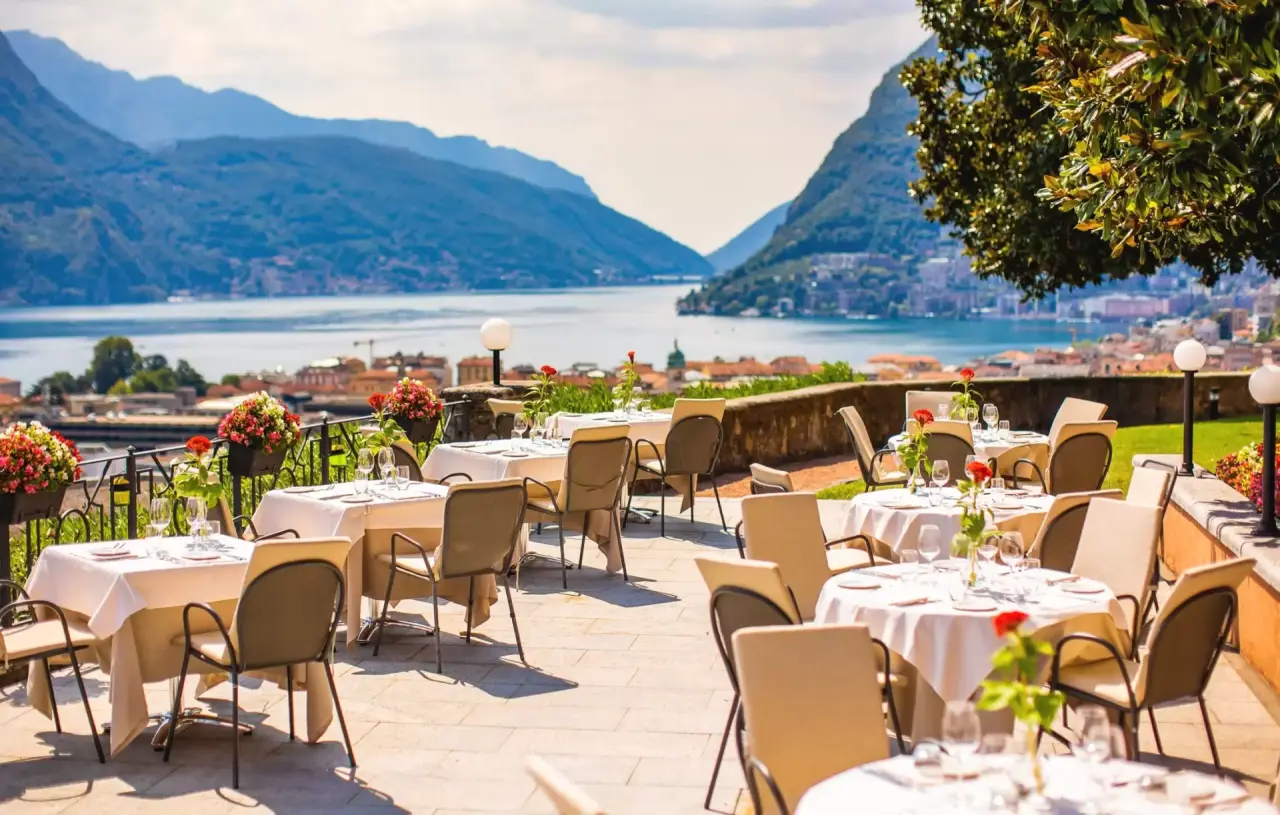 Panoramaterrasse des Restaurants mit Blick auf den Luganersee und die Berge im Villa Sassa Hotel Residence & SPA.