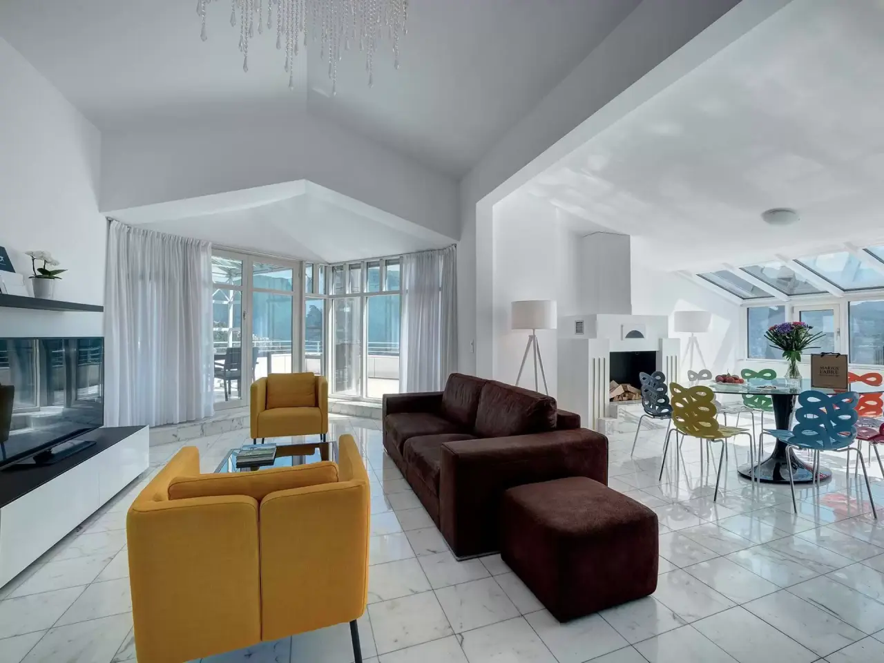 Geräumige Suite im Villa Sassa Hotel Residence & SPA mit Wohnbereich, Esszimmer und Balkonzugang.