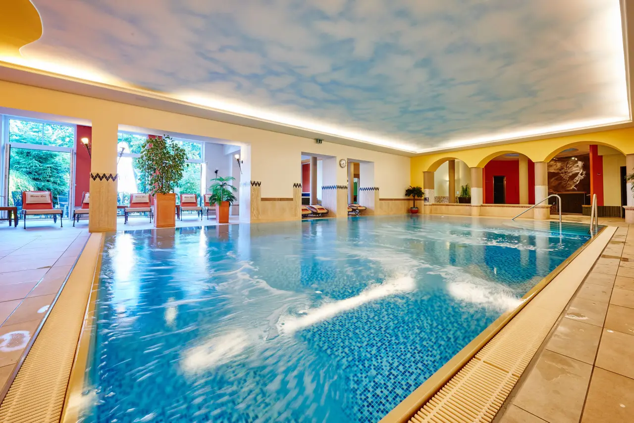 Grosszügiger Innenpool mit Entspannungsbereich und Tageslicht im Hotel Reinerhof. Ideal für Wellness und Erholung.
