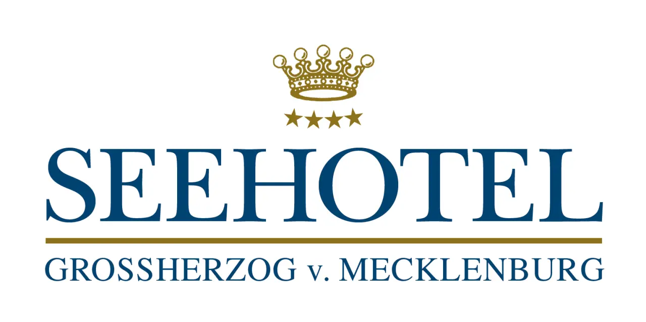 Logo des Seehotel Grossherzog v. Mecklenburg mit goldener Krone und vier Sternen auf weissem Hintergrund.