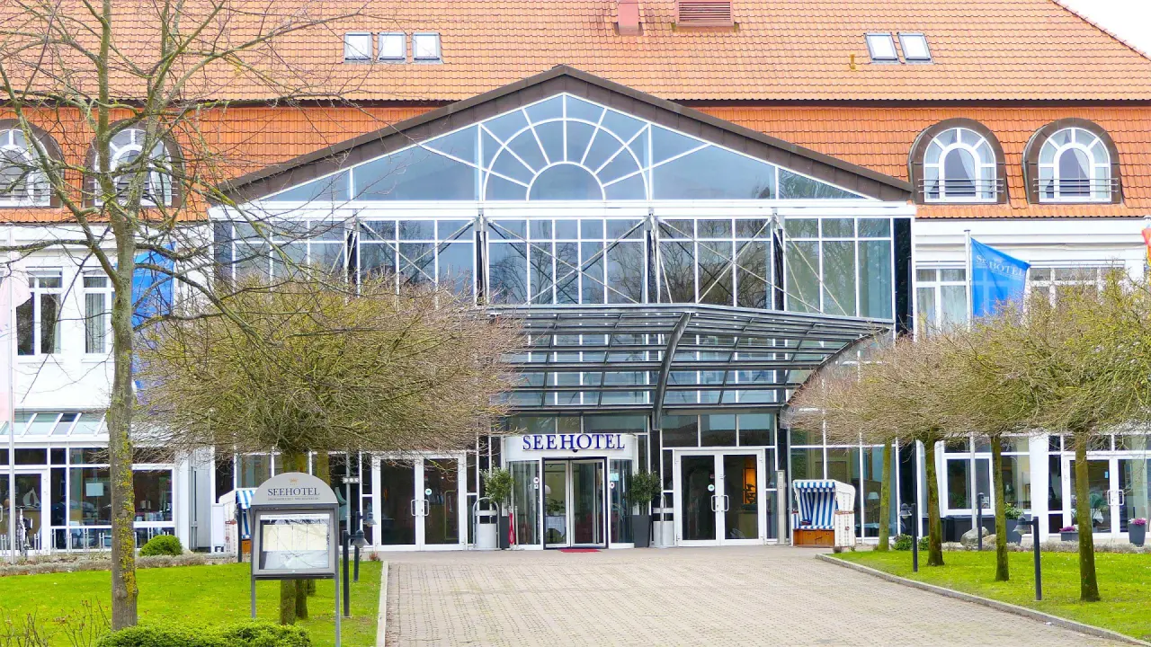 Haupteingang des Seehotel Grossherzog v. Mecklenburg mit Glasfassade und kahlen Bäumen