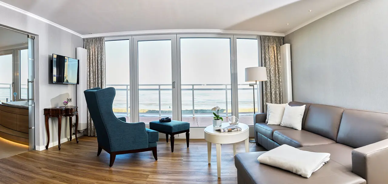 Elegante Suite mit Meerblick und komfortablem Wohnbereich im Badhotel Sternhagen, mit Blick auf die freistehende Badewanne.