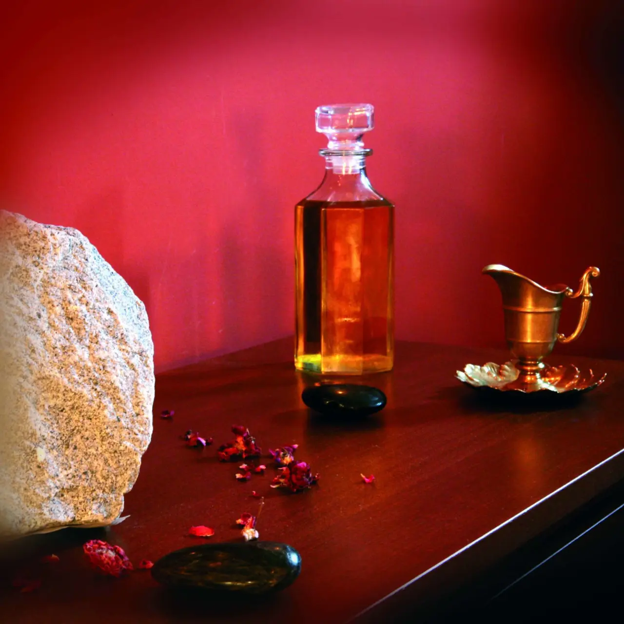 Dekorative Wellness-Details mit Massageöl, Stein und Rosenblättern im Maritim Hotel Bad Wildungen.