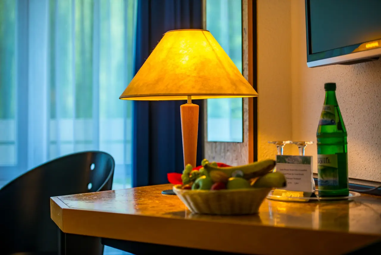 Obstkorb und Wasserflasche als Willkommensgruß auf dem Schreibtisch im Hotelzimmer des Hotel an der Therme Bad Sulza.