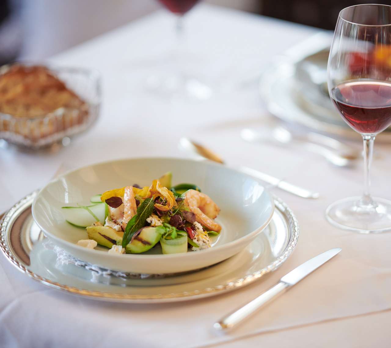 SCHÜLE'S Gesundheitsresort & Spa in Oberstdorf – Exquisiter Salatteller mit Garnelen | Wellnesshotel Allgäu