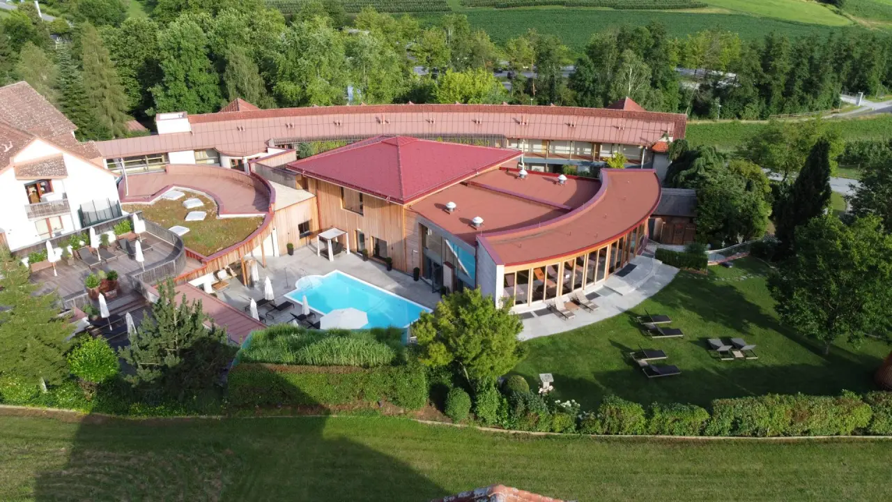 Luftaufnahme des Ayurveda Resort Mandira mit Pool, Terrassen und grüner Landschaft, umgeben von Weinbergen.