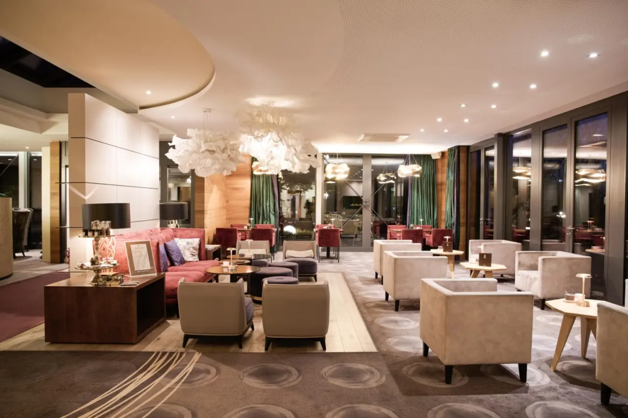 Moderne und einladende Lobby-Lounge im Hotel Heinz mit bequemen Sitzgelegenheiten und stilvoller Beleuchtung.