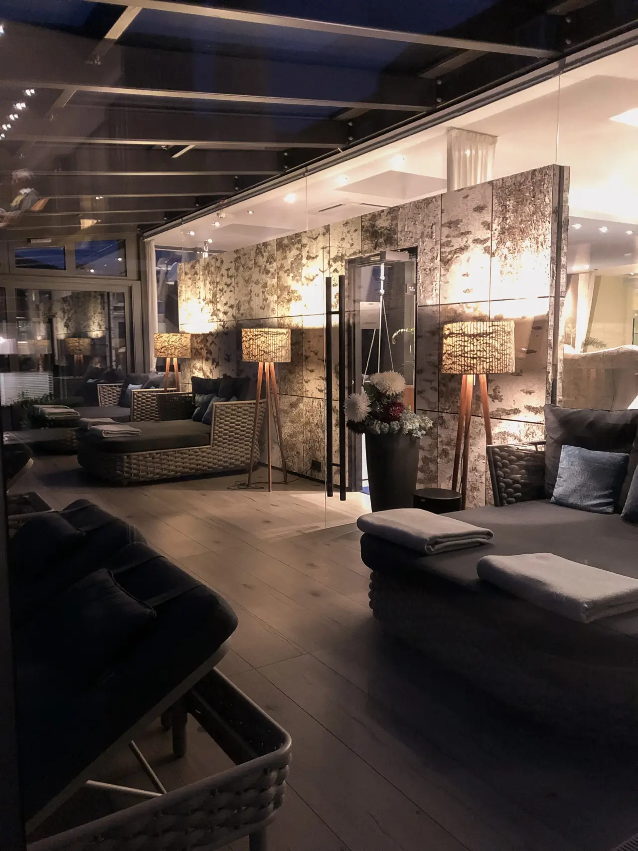 Gemütlicher Ruheraum mit bequemen Liegen und stimmungsvoller Beleuchtung im Wellnessbereich des Hotel Heinz.