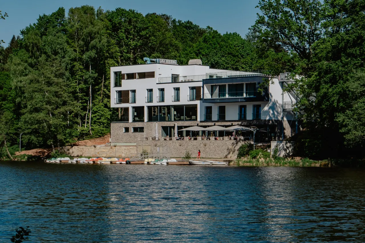Modernes PETERS Hotel & Spa direkt am Seeufer mit Tretbooten und Waldkulisse