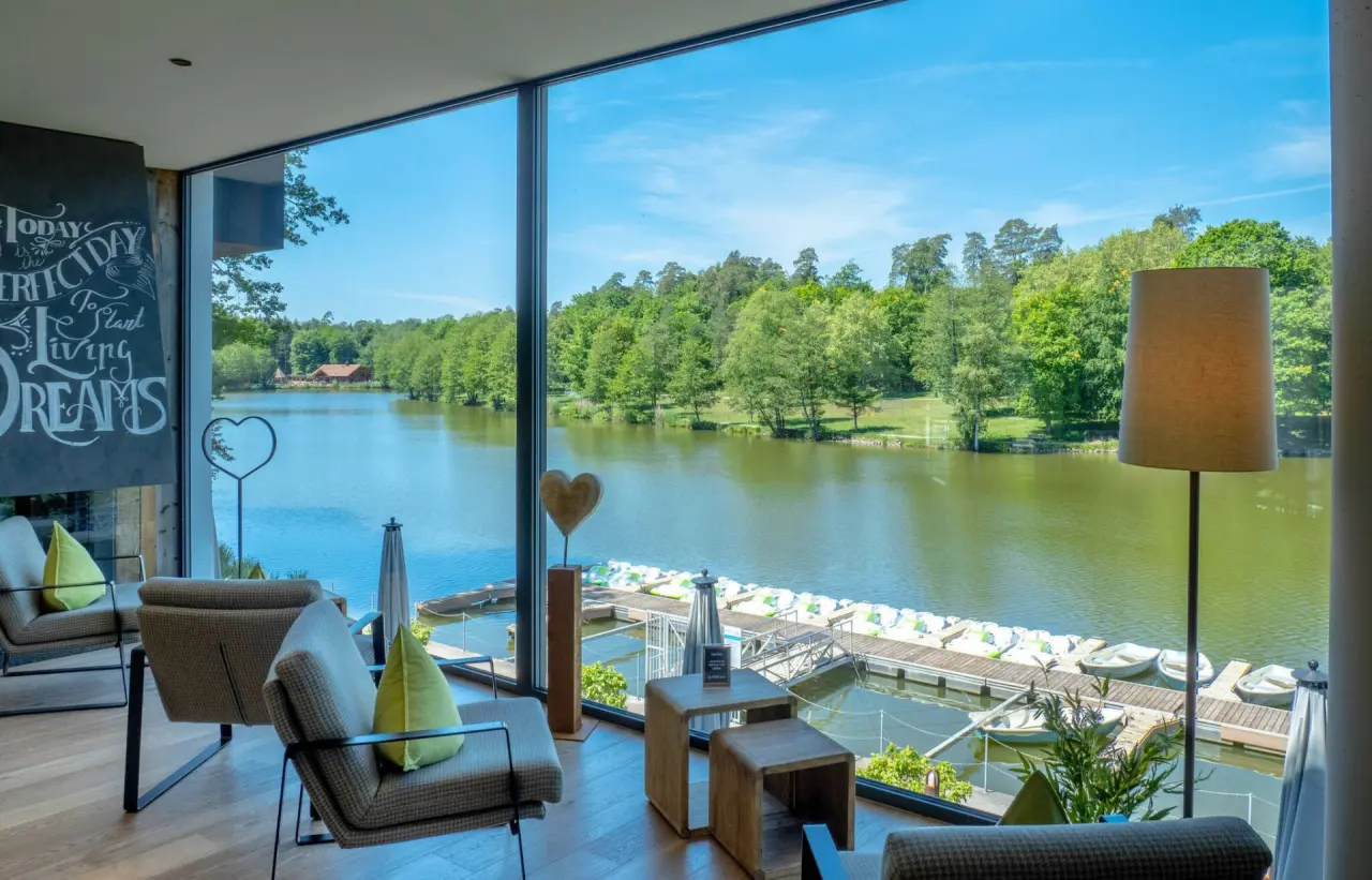 Einladende Lounge im PETERS Hotel & Spa mit Panoramablick auf den See und die umliegende Natur, ideal zum Entspannen.