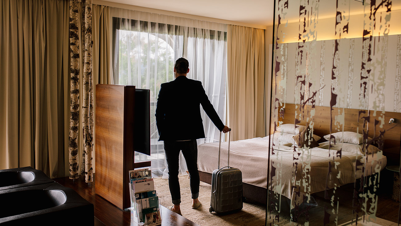 Seepark Wörthersee Resort in Klagenfurt – Komfortables Hotelzimmer mit Blick nach draußen | Wellnesshotel Kärnten