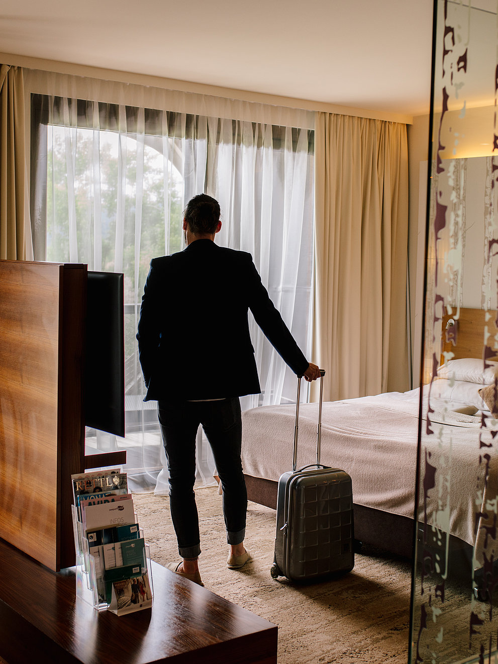 Seepark Wörthersee Resort in Klagenfurt – Geräumiges Hotelzimmer mit Gast und Gepäck | Wellnesshotel Kärnten