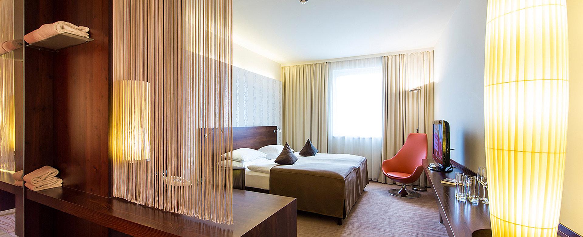 Seepark Wörthersee Resort in Klagenfurt – Modernes Doppelzimmer mit gemütlicher Sitzecke | Wellnesshotel Wörthersee