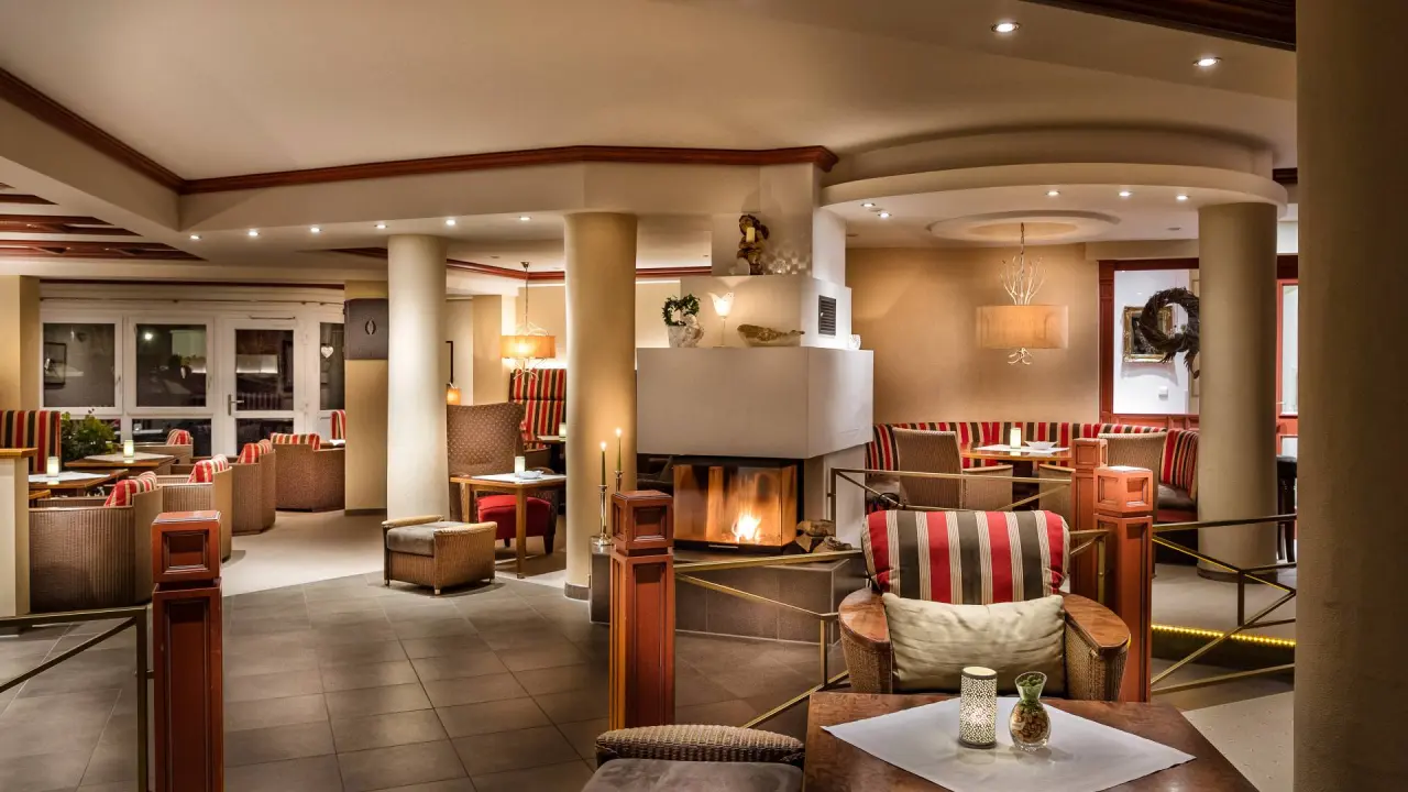 Gemütliche Hotellounge mit Kamin und bequemen Sitzgelegenheiten im Hotel Dein Engel. Ideal zum Entspannen.
