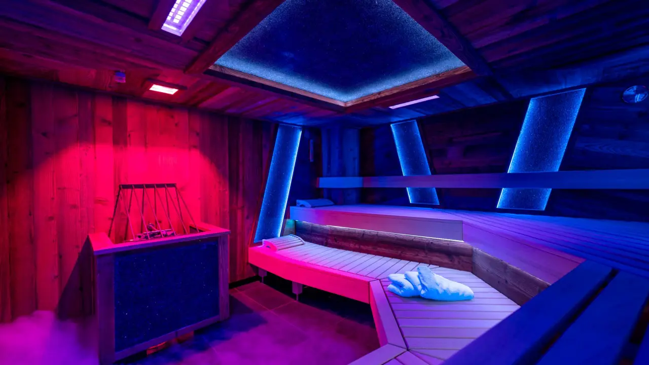 Moderne Sauna mit Sternenhimmel und farbiger Beleuchtung im Wellnessbereich des Hotel Dein Engel.
