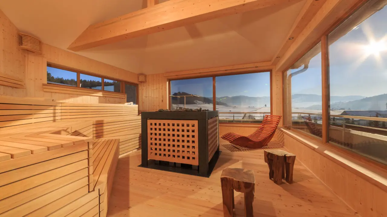 Panoramasauna mit Bergblick und Holzliegen im Wellnessbereich des Hotel Dein Engel