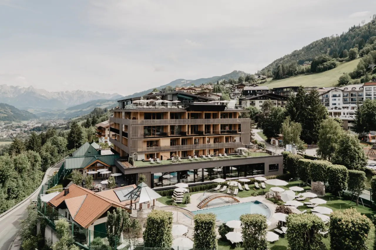 Modernes Hotel Berghof in St. Johann in Salzburg mit Aussenpool, Sonnenterrassen und beeindruckendem Bergpanorama.