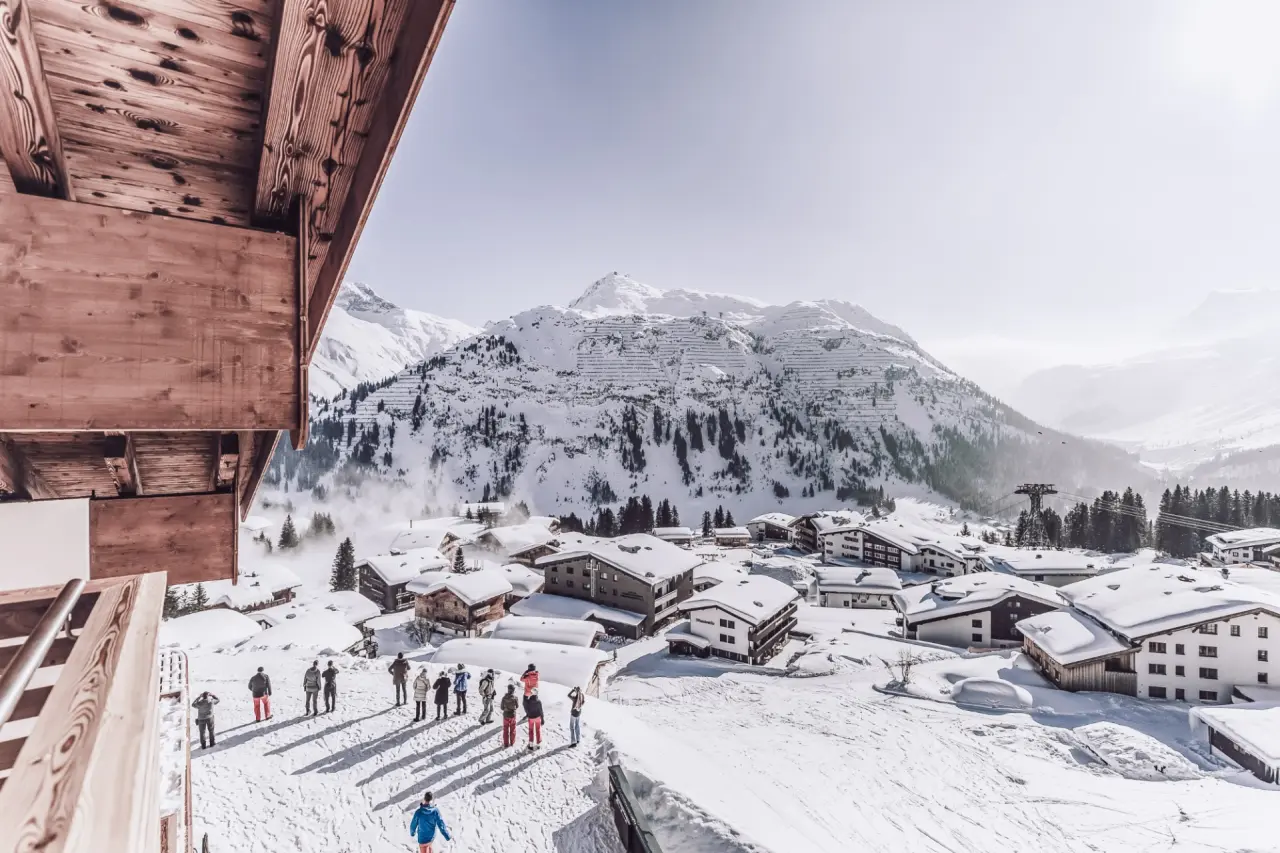 Panoramablick auf das verschneite Bergdorf und die Alpenlandschaft vom Hotel Goldener Berg - Your Mountain Selfcare Resort.