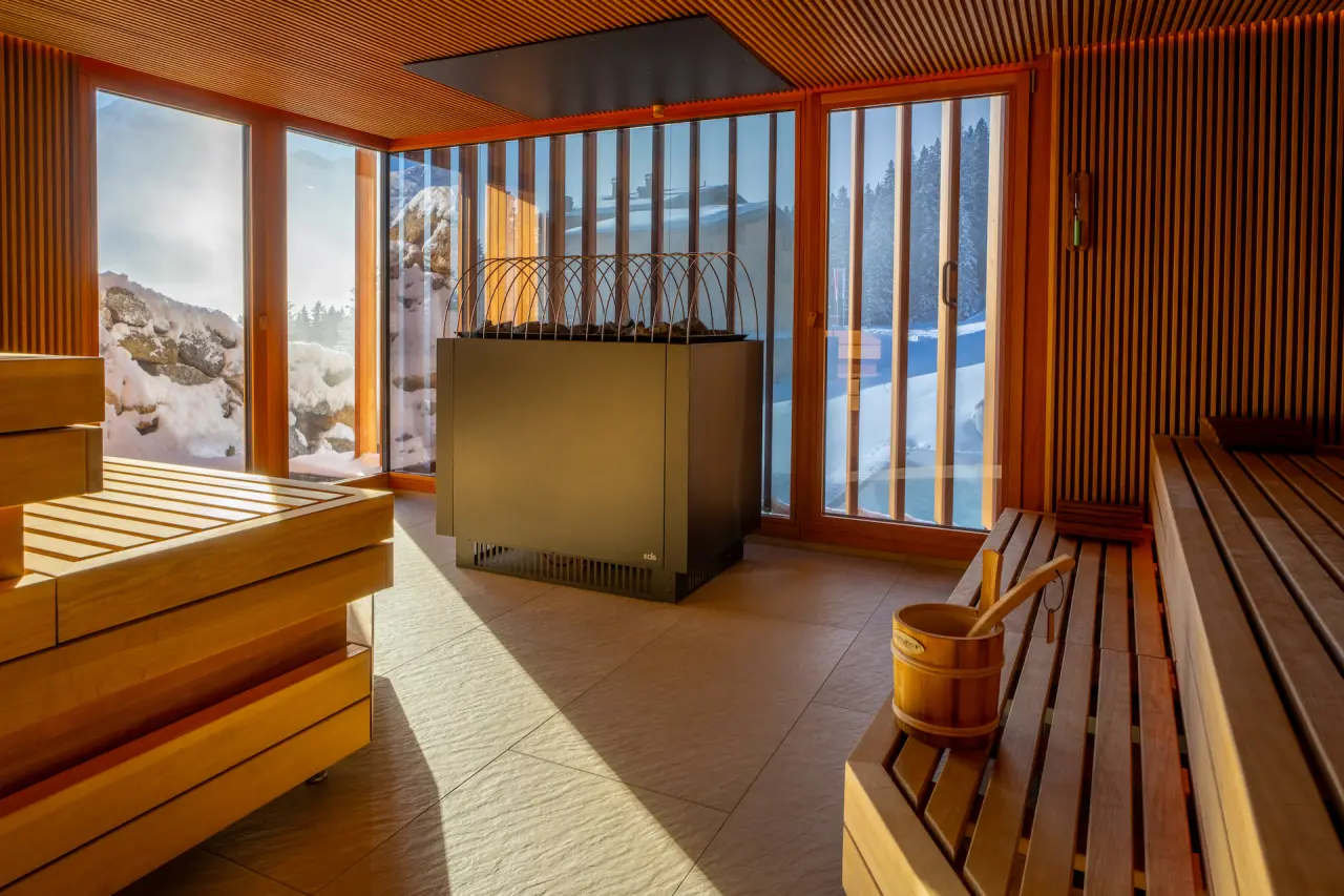 Panoramasauna mit Bergblick und Schnee im Wellnessbereich des Hotel Goldener Berg - Your Mountain Selfcare Resort.
