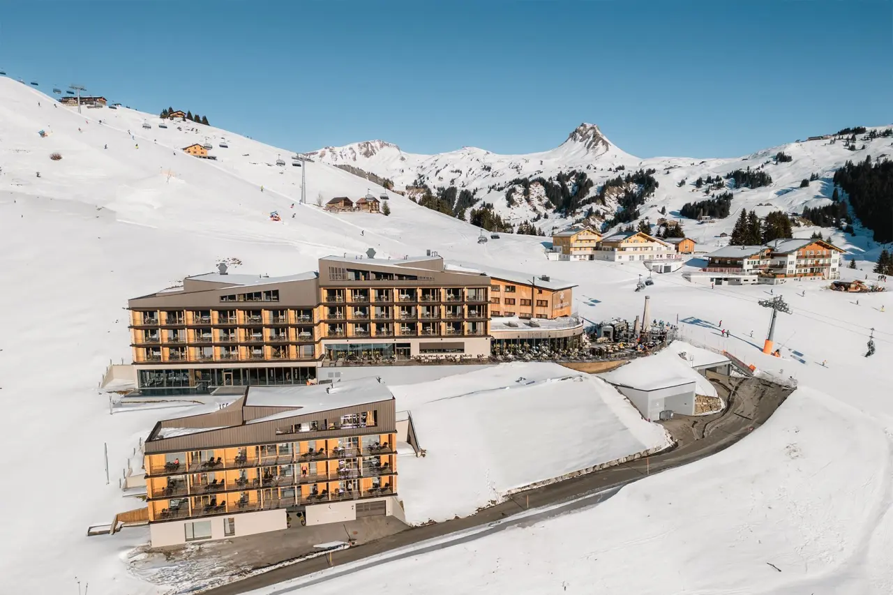 Alpenstern Panoramahotel im Winter, direkt an der Skipiste mit majestätischem Bergpanorama. Perfekt für Ski & Wellness.
