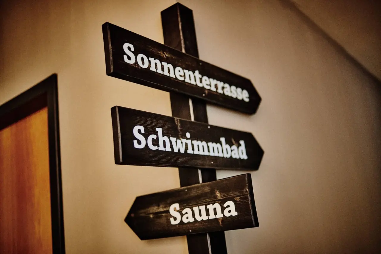Wegweiser zu Sonnenterrasse, Schwimmbad und Sauna im Hotel Zugbrücke Grenzau