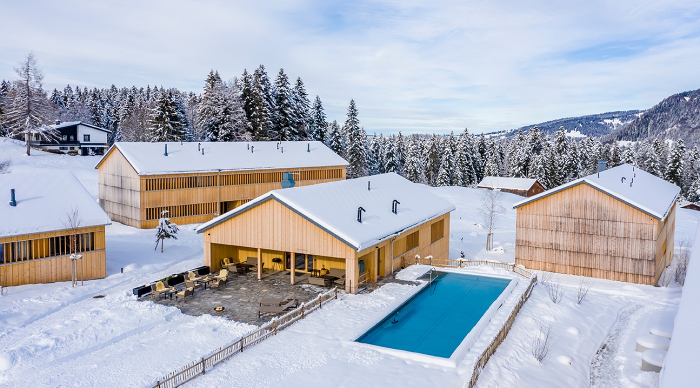 Fuchsegg Eco Lodge in Egg – Winterlandschaft mit beheiztem Außenpool und Holzchalets | Wellnesshotel Bregenzerwald