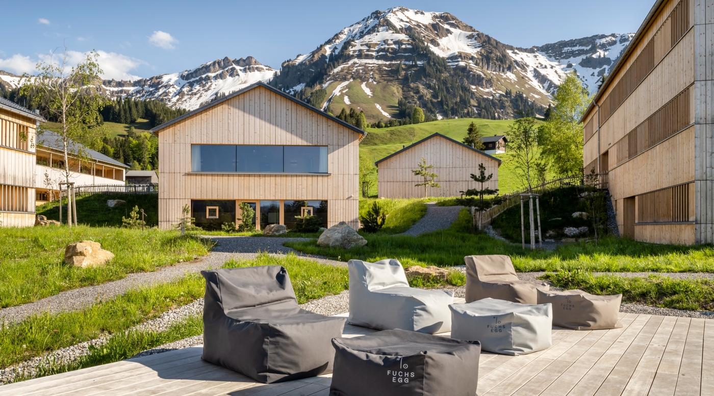 Fuchsegg Eco Lodge in Egg – Moderne Holzarchitektur mit schneebedeckten Bergen | Wellnesshotel Bregenzerwald