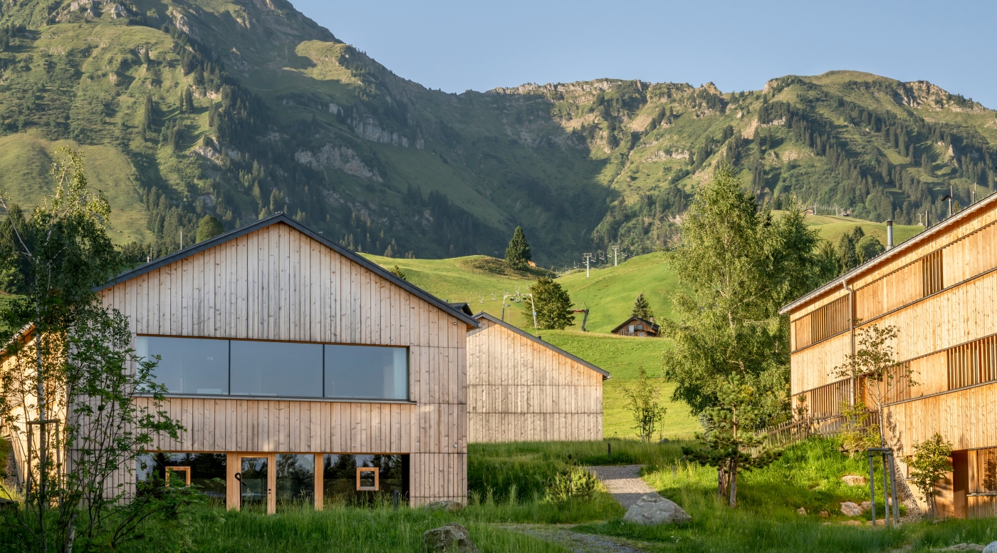 Fuchsegg Eco Lodge in Egg – Holzarchitektur vor grünen Berglandschaften | Wellnesshotel Bregenzerwald
