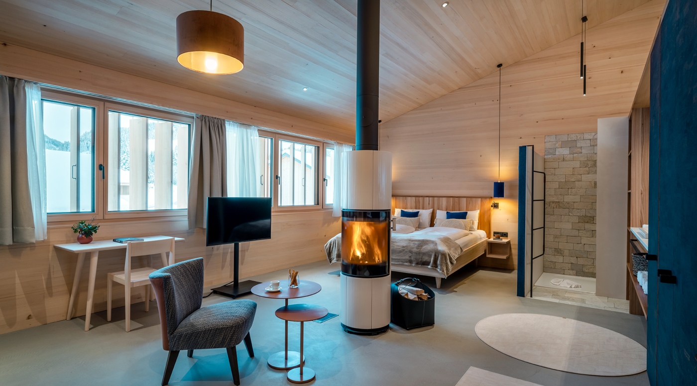Fuchsegg Eco Lodge in Egg – Modernes Doppelzimmer mit Kamin, Holzelementen und Bergblick | Wellnesshotel Bregenzerwald