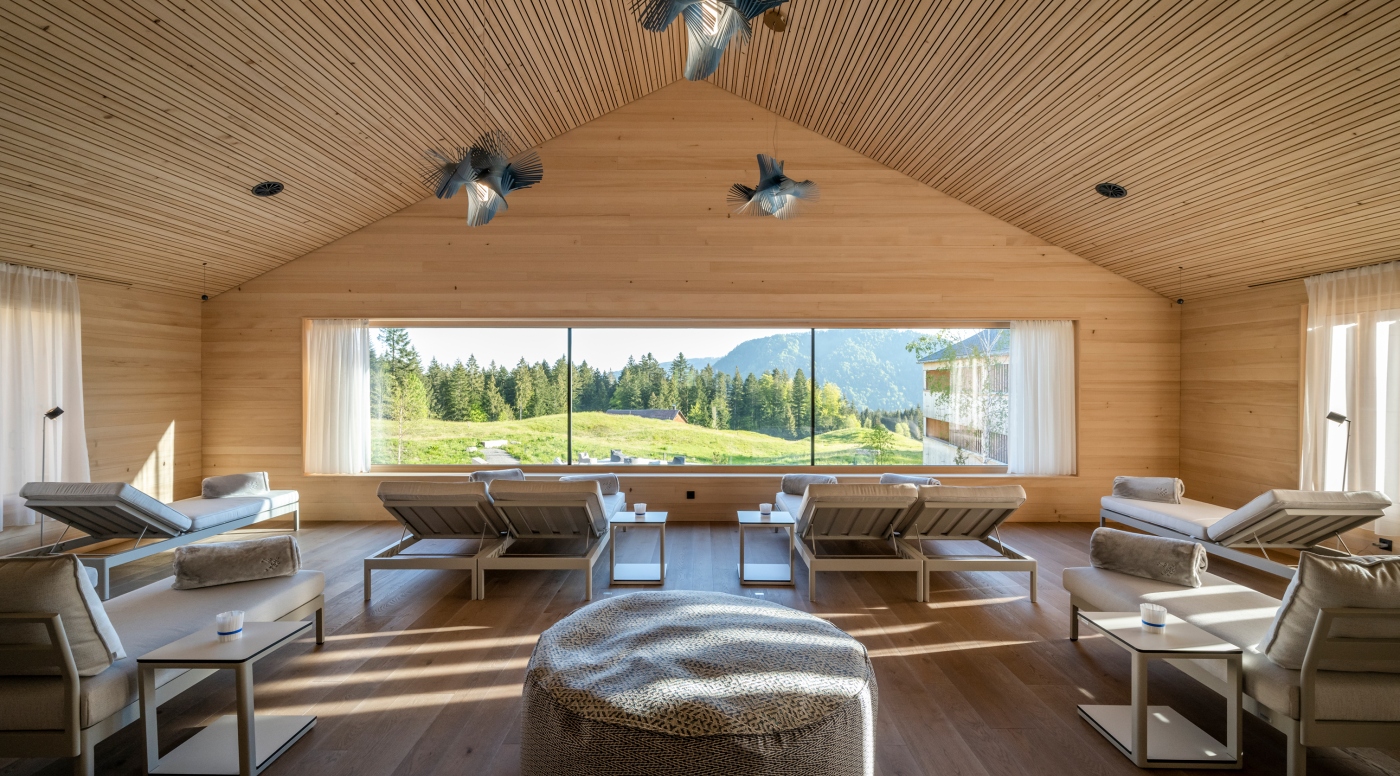 Fuchsegg Eco Lodge in Egg – Entspannungsbereich mit Panoramafenster und Bergblick | Wellnesshotel Bregenzerwald