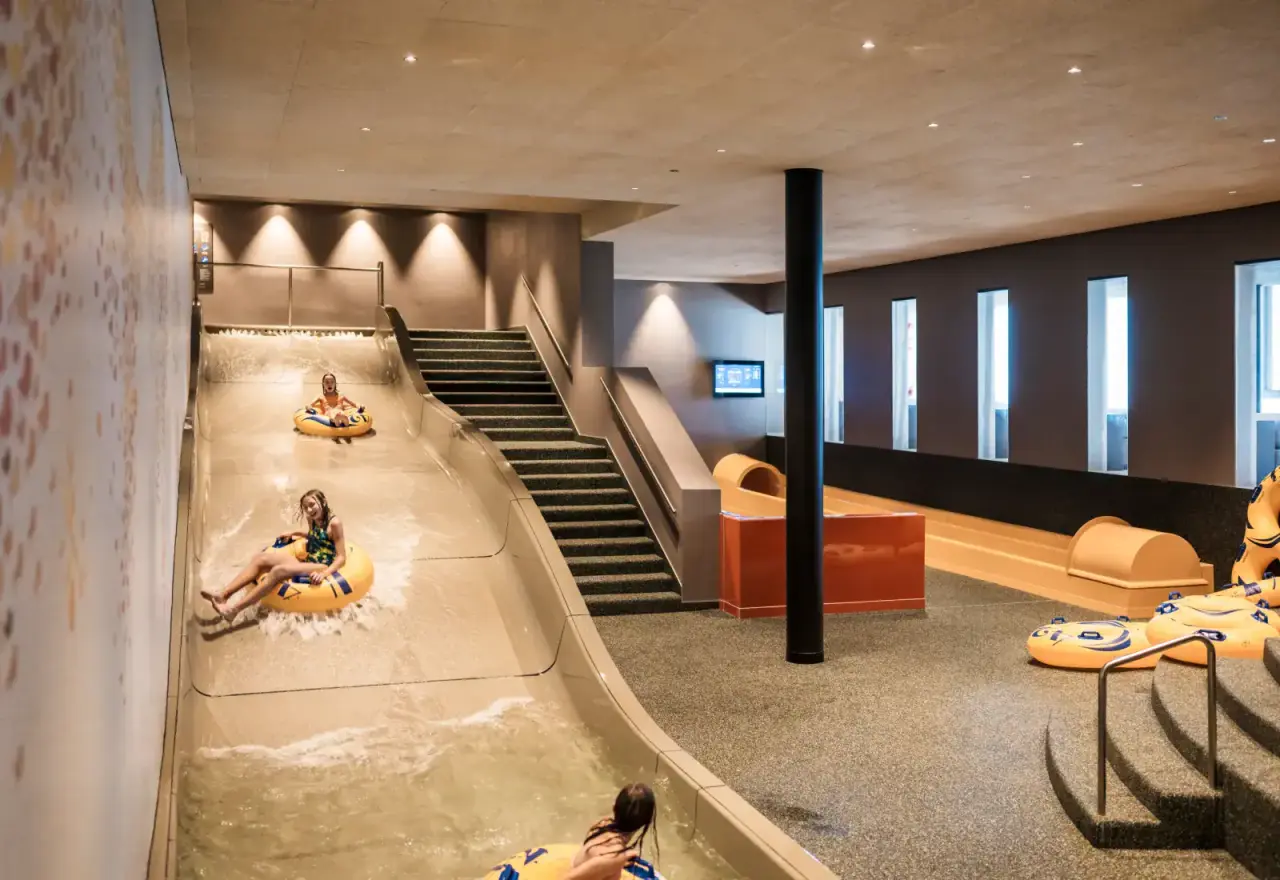AKI Family Resort PLOSE in Brixen – Kinder auf der Reifenrutsche im Indoor-Pool | Wellnesshotel Südtirol