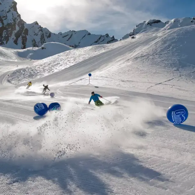Skifahrer auf der Piste im Skigebiet Galtür Paznaun, umgeben von verschneiten Bergen, nahe dem Alpenromantik Hotel Wirlerhof.