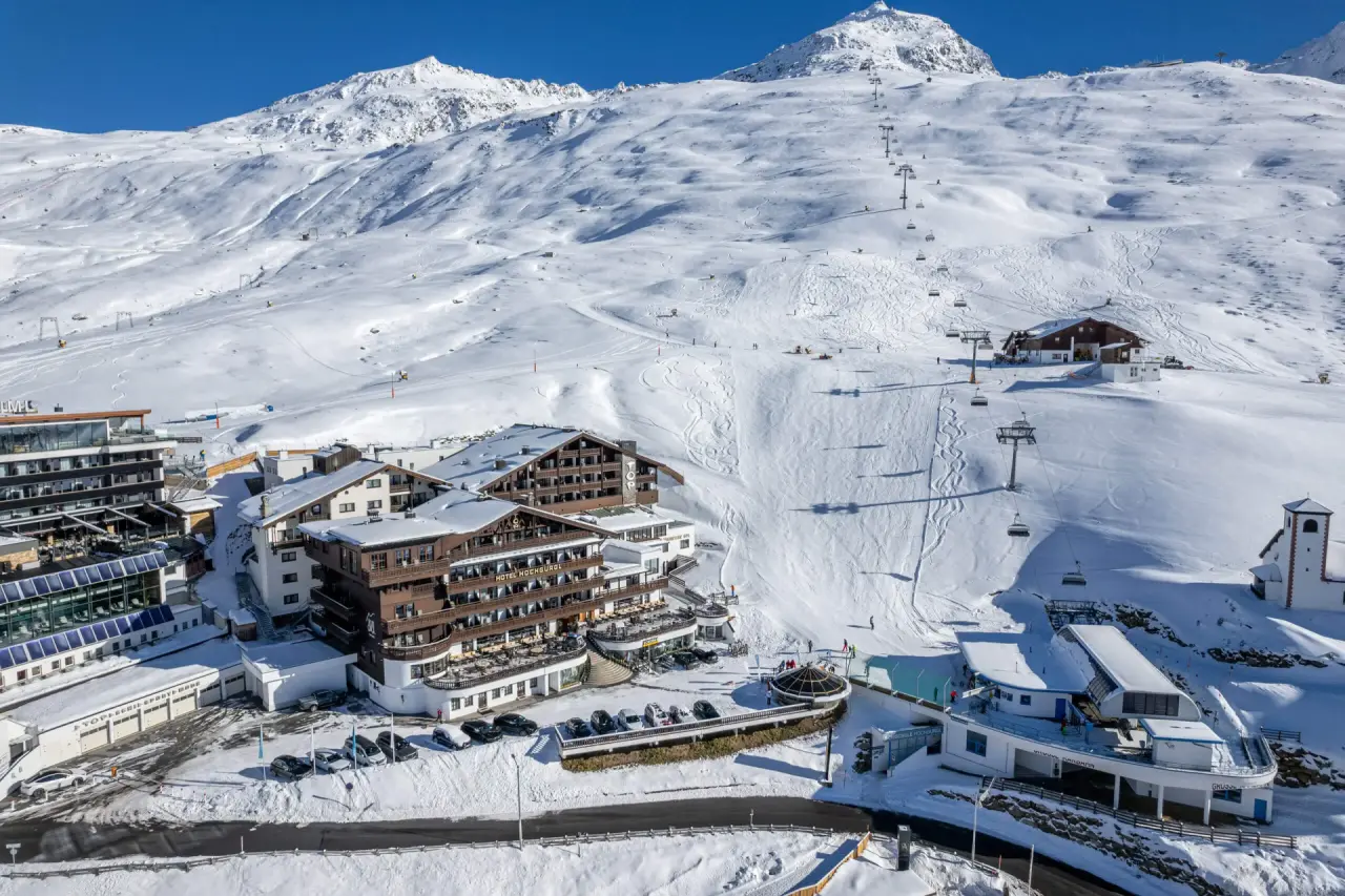 Top Hotel Hochgurgl in Hochgurgl – Hotelanlage im verschneiten Bergpanorama | Wellnesshotel Tirol