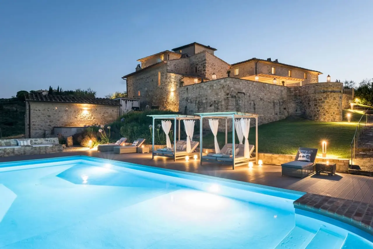 Vitigliano Tuscan Relais & Spa in Greve in Chianti – Beleuchteter Außenpool mit Cabanas bei Dämmerung | Wellnesshotel Toskana