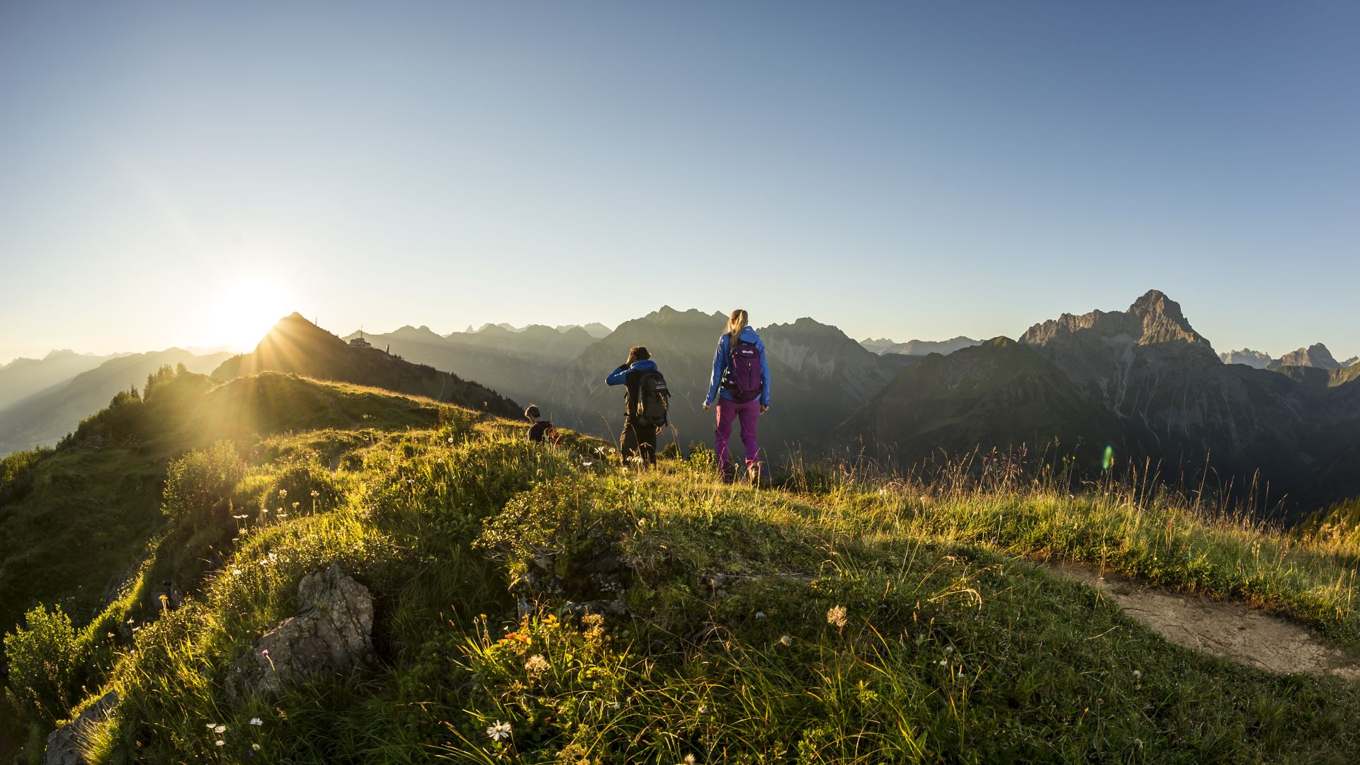 IFA Alpenhof Wildental in Mittelberg – Wanderer genießen Sonnenuntergang in den Bergen | Wellnesshotel Vorarlberg