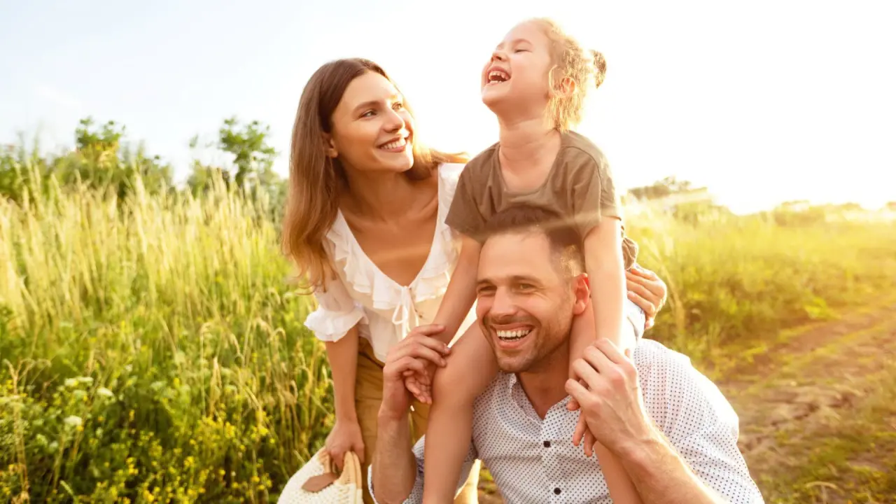 IFA Alpenhof Wildental in Mittelberg – Familie genießt sonnigen Tag in der Natur | Wellnesshotel Vorarlberg