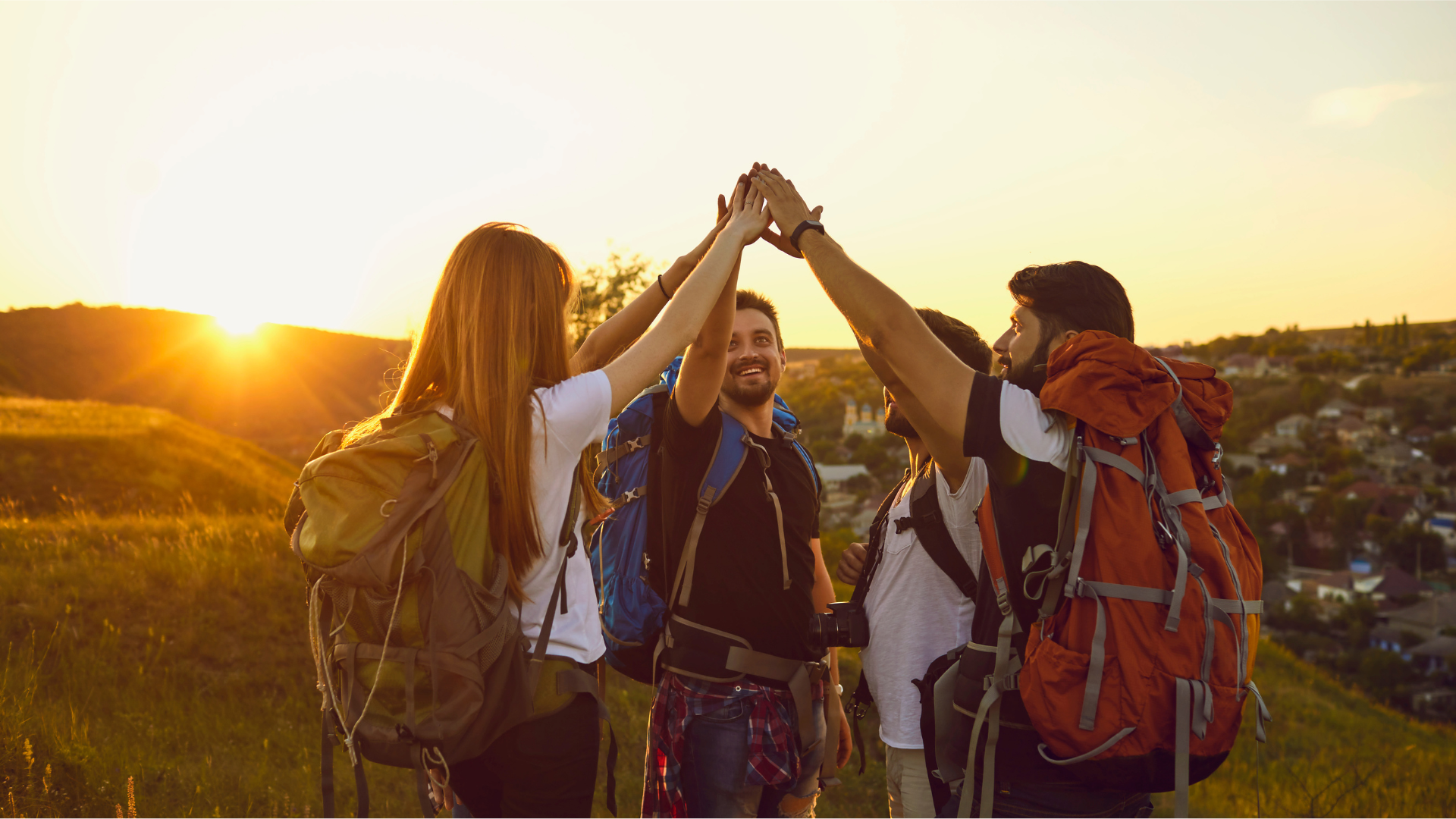 IFA Alpenhof Wildental in Mittelberg – Wandergruppe feiert Erfolg bei Sonnenuntergang | Wellnesshotel Vorarlberg